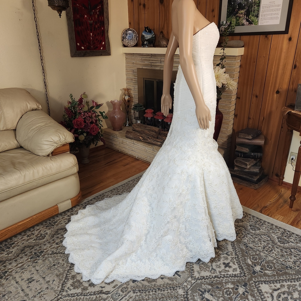 STUNNING Oleg Cassini Lace Trumpet Gown – NWT - Picture 2 of 14